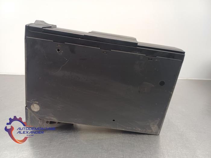 CD Speler van een Mercedes-Benz S (W220) 3.2 S-320 CDI Lang 2005