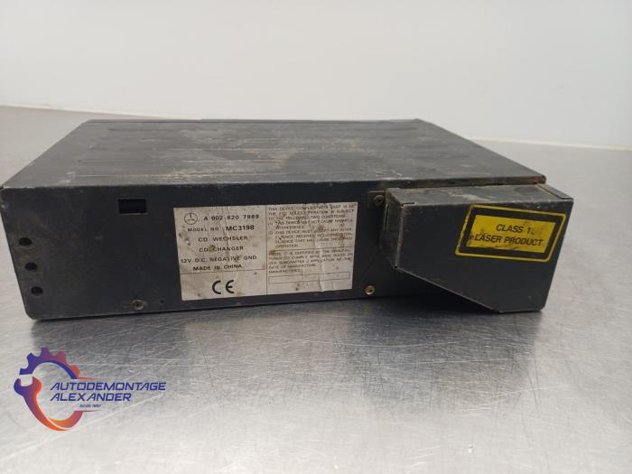 CD Speler van een Mercedes-Benz S (W220) 3.2 S-320 CDI Lang 2005