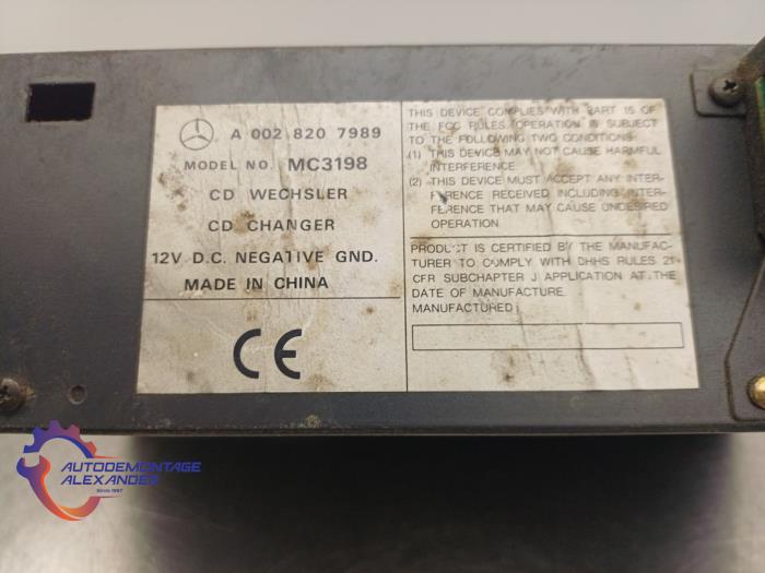 CD Speler van een Mercedes-Benz S (W220) 3.2 S-320 CDI Lang 2005