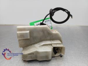 Gebruikte Deurslot Mechaniek 4Deurs links-voor Volkswagen Touran (1T1/T2) 2.0 FSI 16V Prijs op aanvraag aangeboden door Alexander Autodemontage