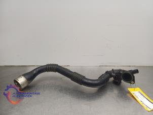 Gebruikte Aanzuigslang Lucht Renault Captur (2R) 0.9 Energy TCE 12V Prijs € 30,00 Inclusief btw aangeboden door Alexander Autodemontage