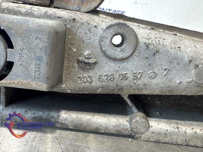 Subframe van een Mercedes-Benz CLK (C209) 2.6 240 V6 18V 2002