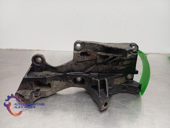 Gebruikte Dynamosteun boven Volkswagen Polo IV (9N1/2/3) 1.4 TDI 70 Prijs € 25,00 Inclusief btw aangeboden door Alexander Autodemontage
