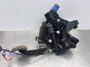 Gebruikte Koppelingspedaal Renault Trafic (1FL/2FL/3FL/4FL) 1.6 dCi 120 Twin Turbo Prijs op aanvraag aangeboden door Alexander Autodemontage