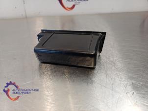 Gebruikte Asbak voor Volkswagen Passat Variant (3C5) 1.6 TDI 16V Bluemotion Prijs op aanvraag aangeboden door Alexander Autodemontage