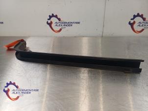 Gebruikte Schuifdeur Rail rechts Ford Transit Courier 1.0 Ti-VCT EcoBoost 12V Prijs op aanvraag aangeboden door Alexander Autodemontage