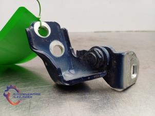 Gebruikte Scharnier deur links-voor Ford Transit Courier 1.0 Ti-VCT EcoBoost 12V Prijs op aanvraag aangeboden door Alexander Autodemontage