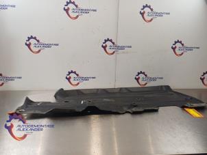 Gebruikte Beschermplaat bodem Ford Transit Courier 1.0 Ti-VCT EcoBoost 12V Prijs op aanvraag aangeboden door Alexander Autodemontage