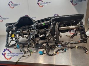 Gebruikte Dashboard Opel Corsa F (UB/UH/UP) 1.2 12V 75 Prijs op aanvraag aangeboden door Alexander Autodemontage