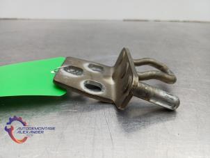 Gebruikte Achterklep Scharnier Ford Transit Courier 1.0 Ti-VCT EcoBoost 12V Prijs op aanvraag aangeboden door Alexander Autodemontage