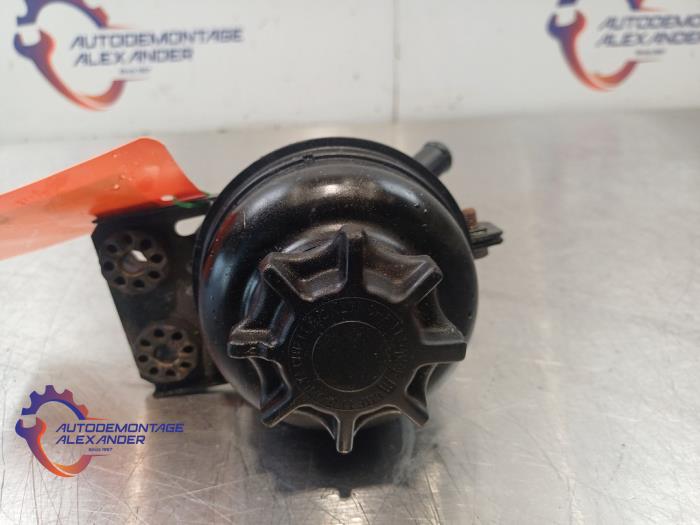 Gebruikte Servo Oliereservoir BMW 1 serie (E82) 118d 16V Prijs op aanvraag aangeboden door Alexander Autodemontage