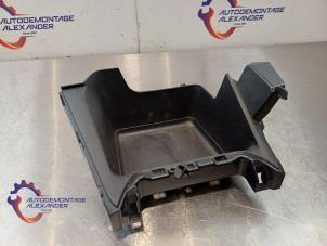 Gebruikte Opbergvak Opel Corsa F (UB/UH/UP) 1.2 12V 75 Prijs op aanvraag aangeboden door Alexander Autodemontage