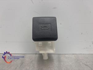 Gebruikte Motorkap hendel Toyota Yaris III (P13) 1.5 16V Dual VVT-iE Prijs op aanvraag aangeboden door Alexander Autodemontage