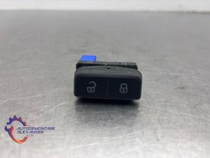 Gebruikte Schakelaar Centr. Deurvergrendeling Volkswagen Up! (121) 1.0 12V 60 Prijs € 9,99 Inclusief btw aangeboden door Alexander Autodemontage