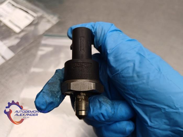 Brandstofdruk sensor van een Volkswagen Touran (1T1/T2) 1.6 FSI 16V 2003