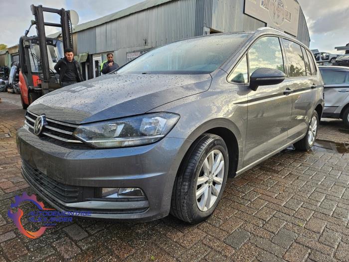 Bumper voor van een Volkswagen Touran (5T1) 1.6 TDI SCR BlueMotion Technology 2017