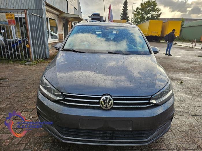 Bumper voor van een Volkswagen Touran (5T1) 1.6 TDI SCR BlueMotion Technology 2017