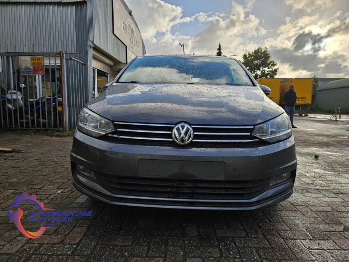 Bumper voor van een Volkswagen Touran (5T1) 1.6 TDI SCR BlueMotion Technology 2017