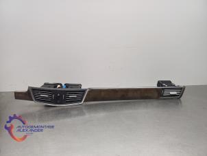 Gebruikte Luchtrooster Dashboard Mercedes E (W212) E-220 CDI 16V BlueEfficiency Prijs € 113,99 Inclusief btw aangeboden door Alexander Autodemontage