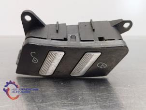 Gebruikte Schakelaar Centr. Deurvergrendeling Mercedes S (W221) 3.0 S-320 CDI 24V 4-Matic Prijs € 9,99 Margeregeling aangeboden door Alexander Autodemontage