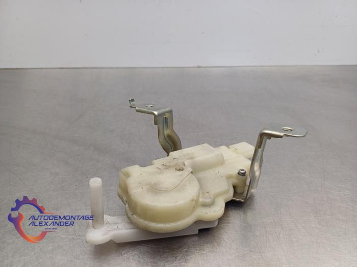 Motor Centrale Deurvergrendeling van een Toyota Yaris II (P9) 1.0 12V VVT-i 2009