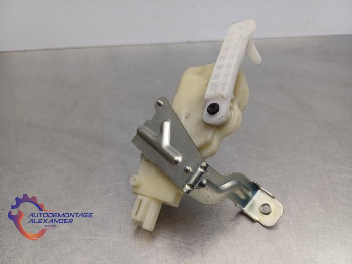 Motor Centrale Deurvergrendeling van een Toyota Yaris II (P9) 1.0 12V VVT-i 2009