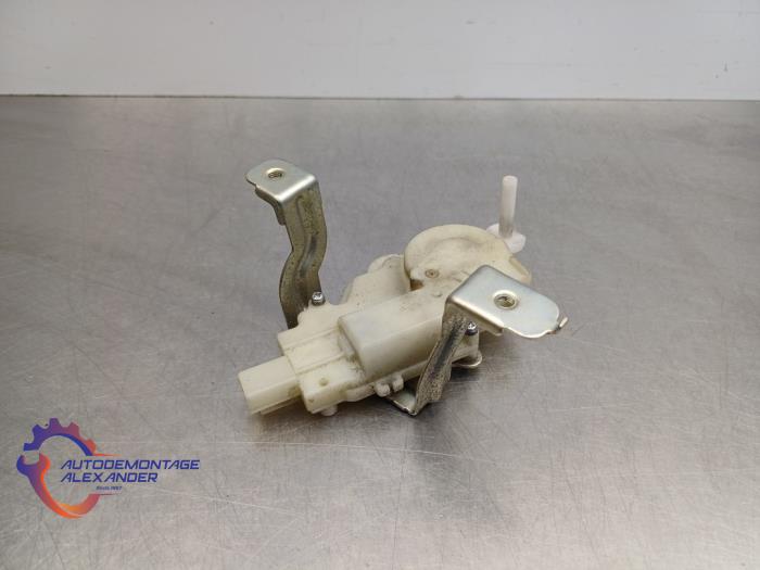 Motor Centrale Deurvergrendeling van een Toyota Yaris II (P9) 1.0 12V VVT-i 2009