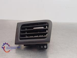 Gebruikte Luchtrooster Dashboard Kia Picanto (TA) 1.0 12V Prijs € 9,99 Margeregeling aangeboden door Alexander Autodemontage