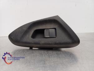 Gebruikte Raam schakelaar elektrisch Peugeot 108 1.0 12V VVT-i Prijs € 9,99 Inclusief btw aangeboden door Alexander Autodemontage