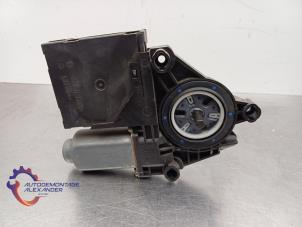 Gebruikte Motor electrisch raam Volkswagen Caddy III (2KA,2KH,2CA,2CH) 1.6 TDI 16V Prijs € 17,50 Inclusief btw aangeboden door Alexander Autodemontage