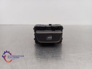 Gebruikte Schakelaar Elektrisch Raam Renault Clio IV (5R) 0.9 Energy TCE 90 12V Prijs € 17,50 Inclusief btw aangeboden door Alexander Autodemontage