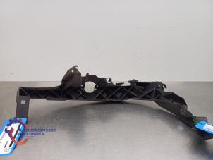 Gebruikte Koplampframe links BMW 3 serie (E90) 320i 16V Prijs € 30,00 Inclusief btw aangeboden door Alexander Autodemontage