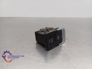 Gebruikte Handrem schakelaar Volkswagen Golf VII (AUA) 1.4 TSI BlueMotion Technology 125 16V Prijs € 17,50 Inclusief btw aangeboden door Alexander Autodemontage