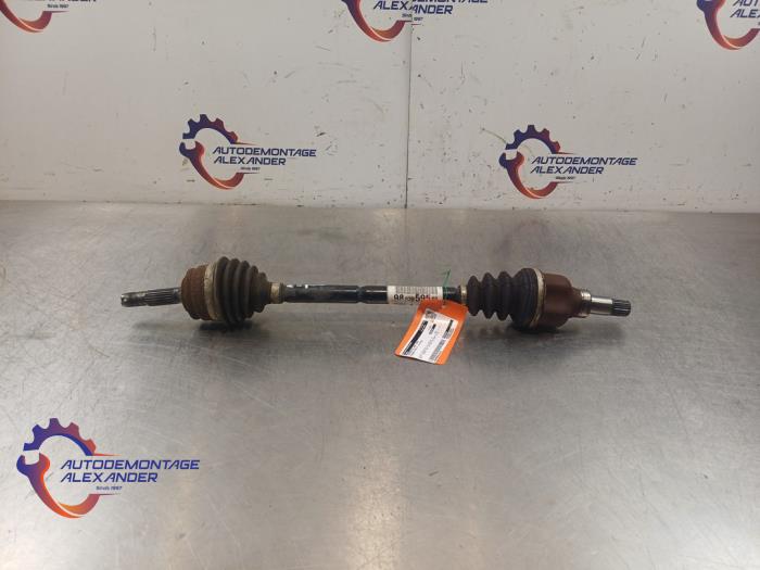 Gebruikte Aandrijfas links-voor Peugeot 208 I (CA/CC/CK/CL) 1.2 Vti 12V PureTech Prijs € 15,00 Margeregeling aangeboden door Alexander Autodemontage