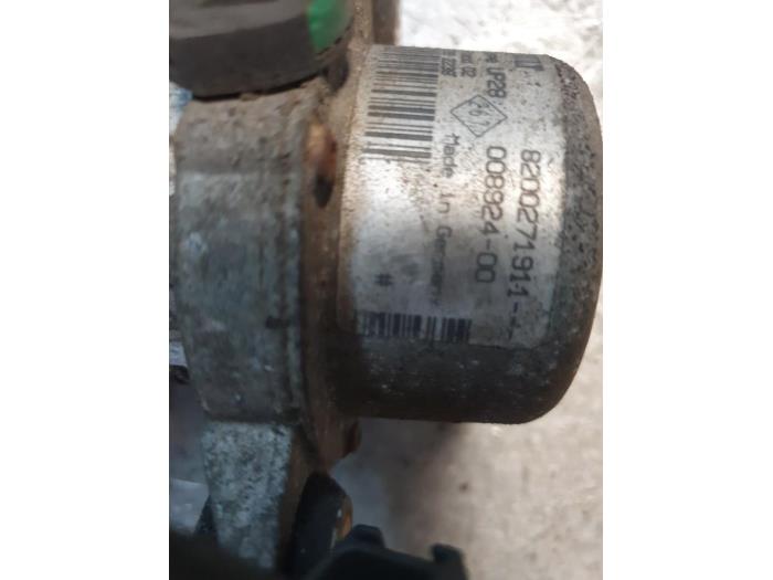 Gebruikte Vacuumpomp Rembekrachtiging Renault Trafic New (FL) 2.5 dCi 16V 135 Prijs op aanvraag aangeboden door Autodemontage Atlas-Car B.V.