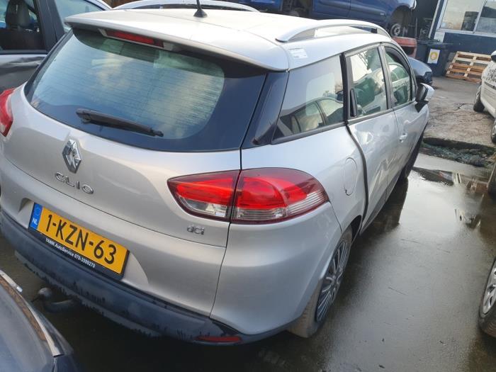 Oog in oog met Renault Clio V6 Phase II: waanzin op wielen