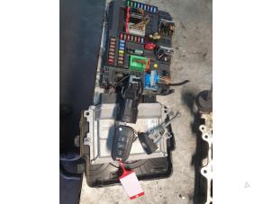 Gebruikte Kontaktslot + computer Peugeot 208 I (CA/CC/CK/CL) 1.0 Vti 12V PureTech Prijs op aanvraag aangeboden door Autodemontage Atlas-Car B.V.