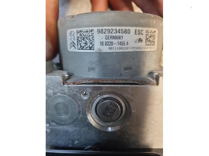 ABS Pomp van een Peugeot 2008 (CU) 1.2 Vti 12V PureTech 2019