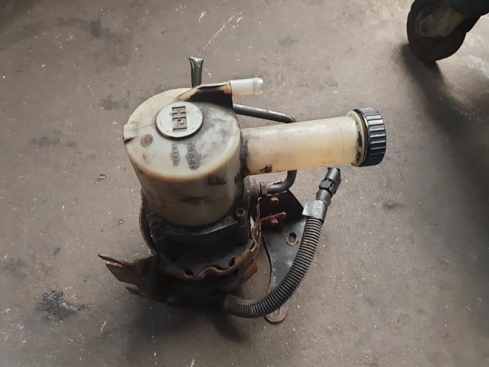 Gebruikte Pomp Servo Renault Kangoo Express (FC) 1.5 dCi 65 Prijs op aanvraag aangeboden door Autodemontage Atlas-Car B.V.