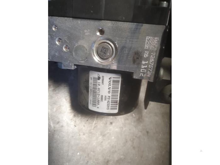 Gebruikte ABS Pomp Volvo V40 (MV) 2.0 D2 16V Prijs € 75,00 Margeregeling aangeboden door Autodemontage Atlas-Car B.V.