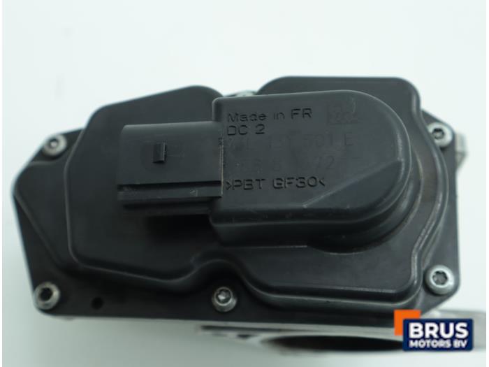 EGR Klep van een Audi A5 (8T3) 2.0 TDI 16V 2011