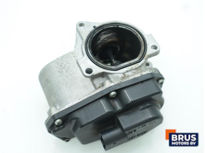 EGR Klep van een Audi A5 (8T3) 2.0 TDI 16V 2011