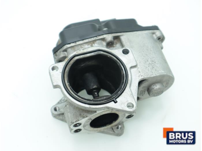 EGR Klep van een Audi A5 (8T3) 2.0 TDI 16V 2011