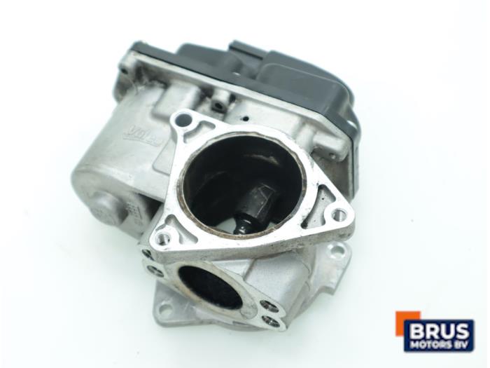 EGR Klep van een Audi A5 (8T3) 2.0 TDI 16V 2011