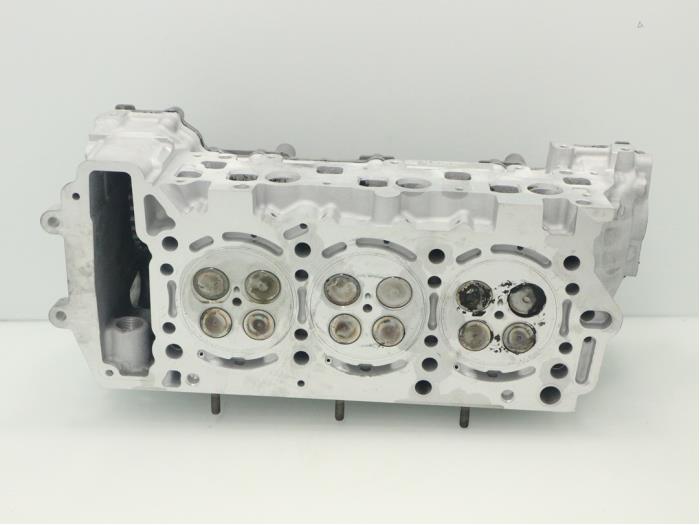 Cilinderkop van een Mercedes-Benz CLS (C219) 320 CDI 24V 2010