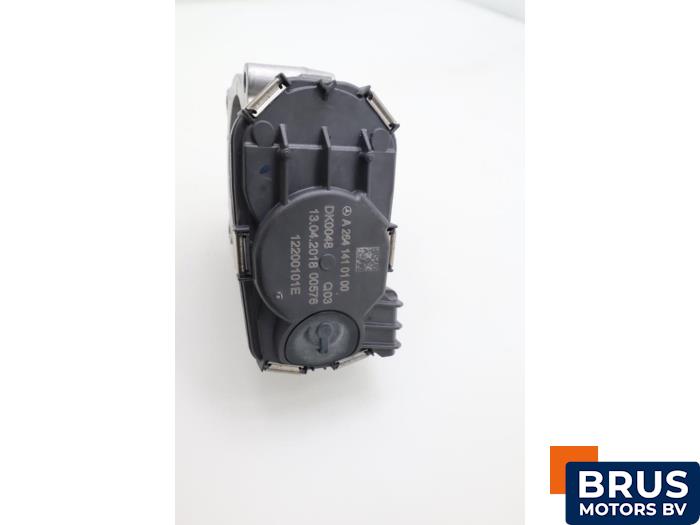 Gebruikte Gasklephuis Mercedes E (W213) E-350 EQ Boost 2.0 Turbo 16V Prijs € 242,00 Inclusief btw aangeboden door Brus Motors BV