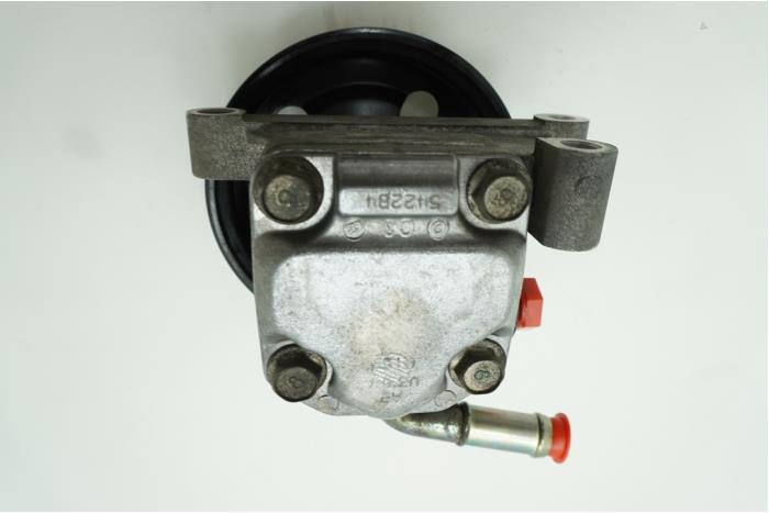 Stuurbekrachtiging Pomp van een Ford Ranger 2.2 TDCi 16V 2015