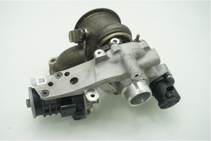 Turbo van een Peugeot 3008 II (M4/MC/MJ/MR) 1.2 12V e-THP PureTech 130 2022