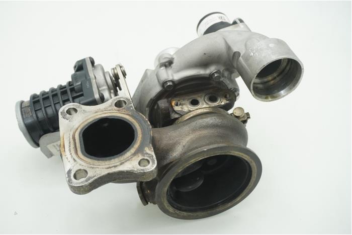 Turbo van een Peugeot 3008 II (M4/MC/MJ/MR) 1.2 12V e-THP PureTech 130 2022