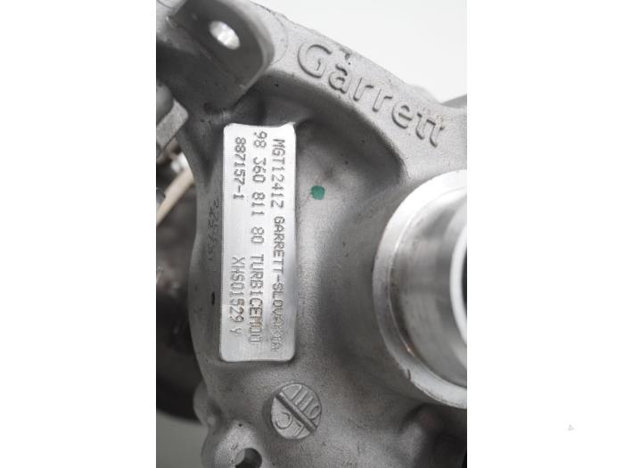 Turbo van een Peugeot 3008 II (M4/MC/MJ/MR) 1.2 12V e-THP PureTech 130 2022